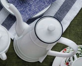 Bílá konvice, porcelán