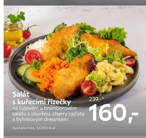 Salát s kuřecími řízečky na listovém a bramborovém salátu s okurkou, cherry rajčaty a bylinkovým dresinkem